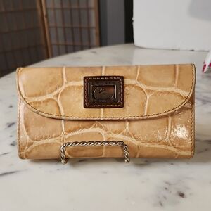 Vintage | Dooney & Bourke Tan Croc-Embossed Leather Wallet with Plaque